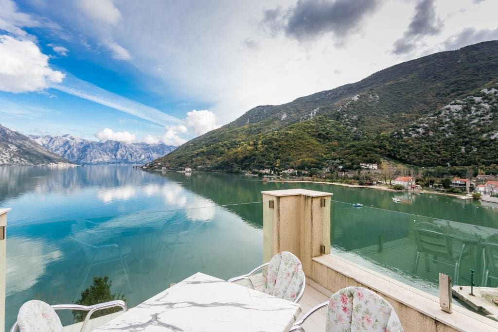 Mini Hotel Kotor Bay – Anahtar Teslim Deniz Manzaralı İşletme Satılık, Morinj — Karadağ