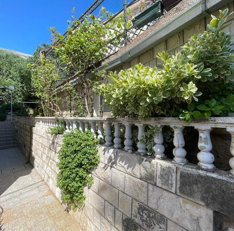 House Sutomore – Spacious Three-Level Home with Sea View, Garden & Garages — Montenegro