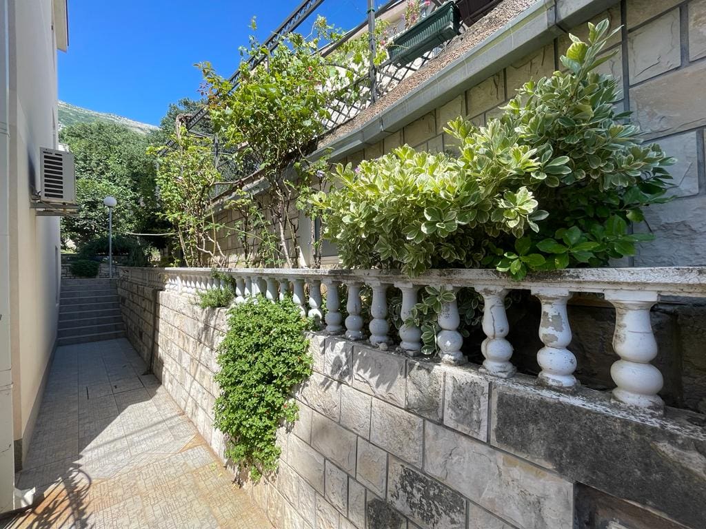 House Sutomore – Spacious Three-Level Home with Sea View, Garden & Garages — Montenegro