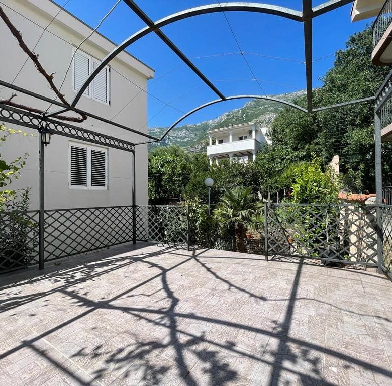 House Sutomore – Spacious Three-Level Home with Sea View, Garden & Garages — Montenegro