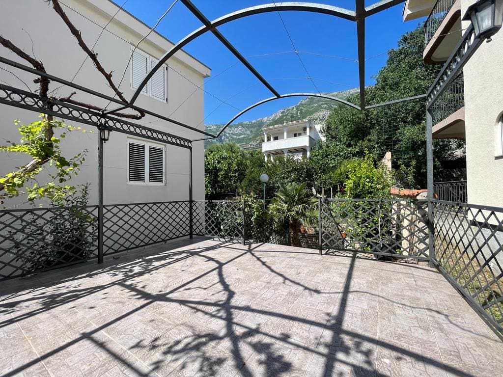House Sutomore – Spacious Three-Level Home with Sea View, Garden & Garages — Montenegro
