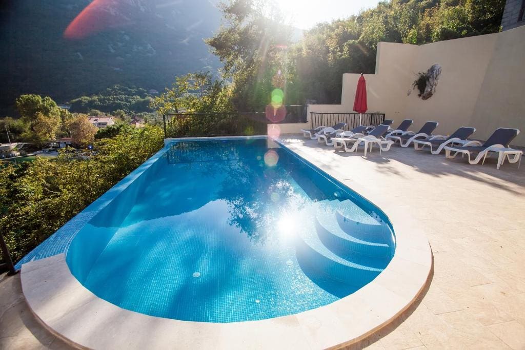 Mini Hotel Kotor Bay – Anahtar Teslim Deniz Manzaralı İşletme Satılık, Morinj — Karadağ