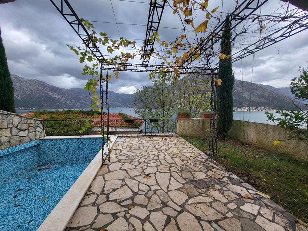 🏡 Luxury 3-Bedroom Apartment in Kostanjica Kotor – With Sea View & Private Beach — Montenegro