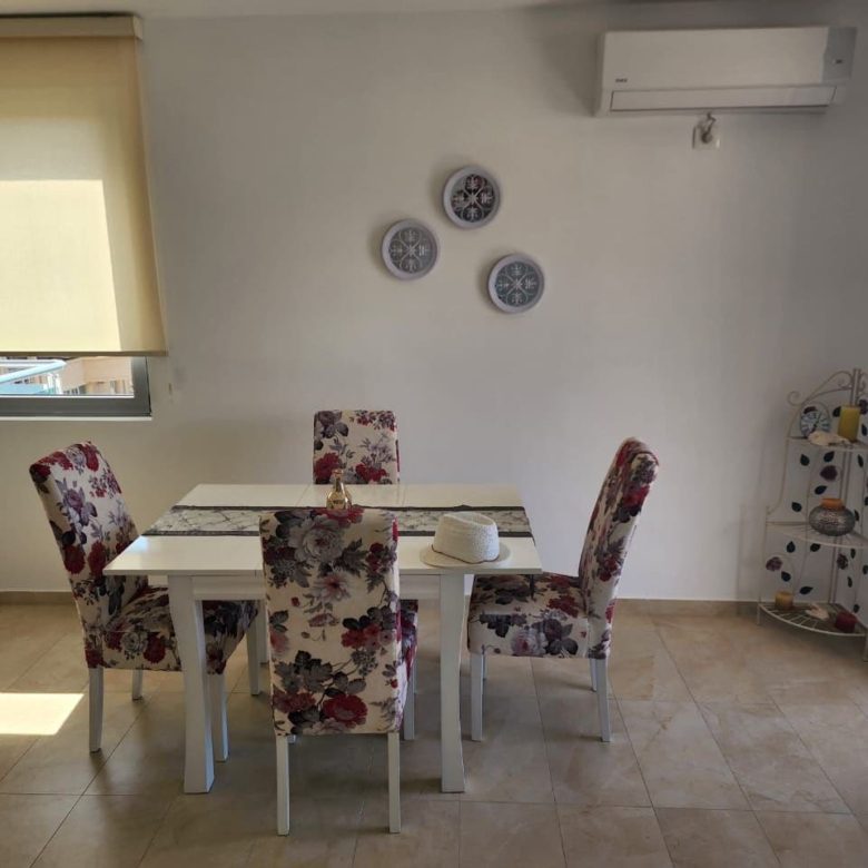 Dobra Voda'da Satılık Penthouse – 85 m² Yasal - Birinci Sınıf Sahil Konumu — Karadağ