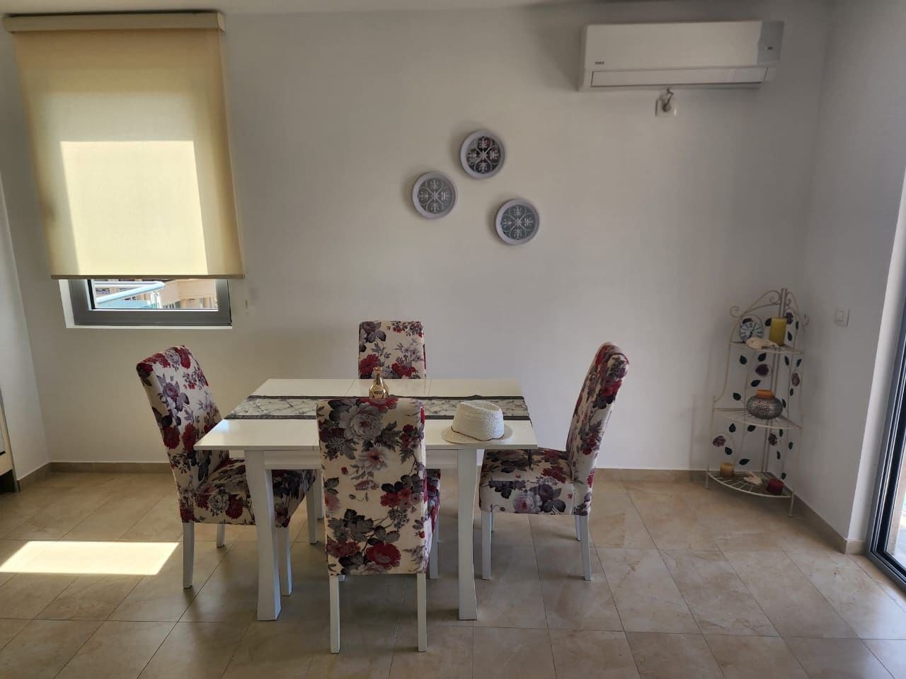 Dobra Voda'da Satılık Penthouse – 85 m² Yasal - Birinci Sınıf Sahil Konumu — Karadağ