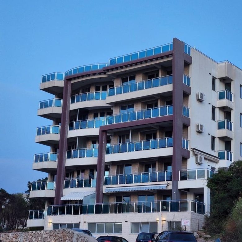 Dobra Voda'da Satılık Penthouse – 85 m² Yasal - Birinci Sınıf Sahil Konumu — Karadağ