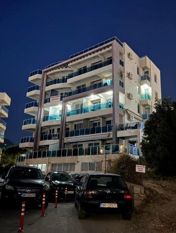 Dobra Voda'da Satılık Penthouse – 85 m² Yasal - Birinci Sınıf Sahil Konumu — Karadağ
