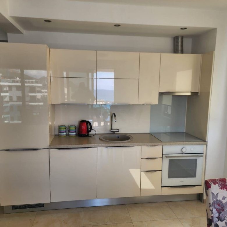 Dobra Voda'da Satılık Penthouse – 85 m² Yasal - Birinci Sınıf Sahil Konumu — Karadağ