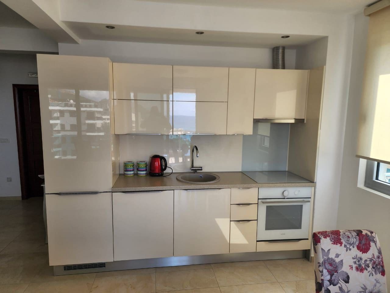 Dobra Voda'da Satılık Penthouse – 85 m² Yasal - Birinci Sınıf Sahil Konumu — Karadağ