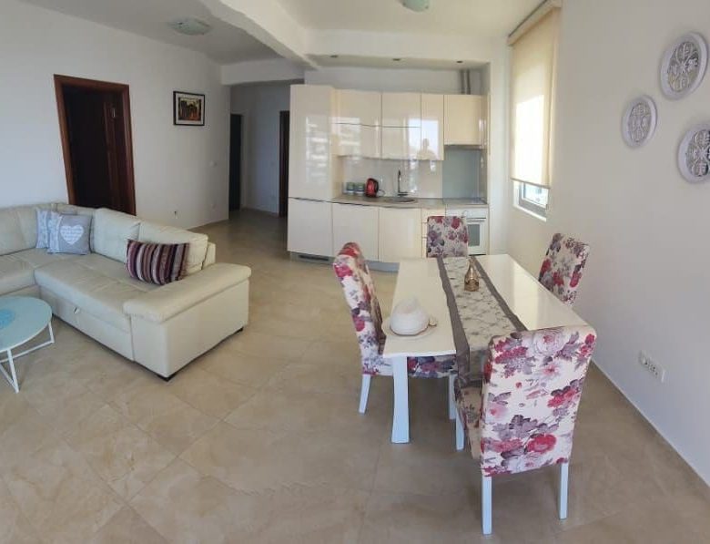 Dobra Voda'da Satılık Penthouse – 85 m² Yasal - Birinci Sınıf Sahil Konumu — Karadağ