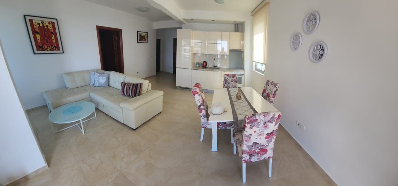 Dobra Voda'da Satılık Penthouse – 85 m² Yasal - Birinci Sınıf Sahil Konumu — Karadağ