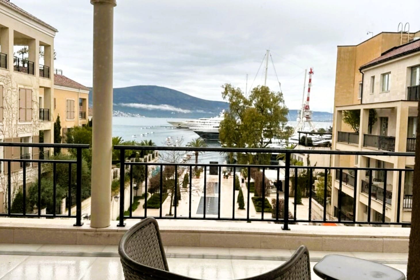 Widok na marinę Porto Montenegro i Zatokę Boka z tarasu w Tivacie, Czarnogóra