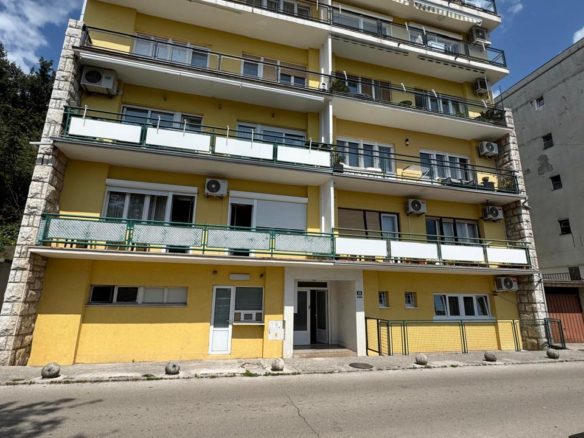Renovierte Wohnung mit Meerblick in Herceg Novi zu verkaufen