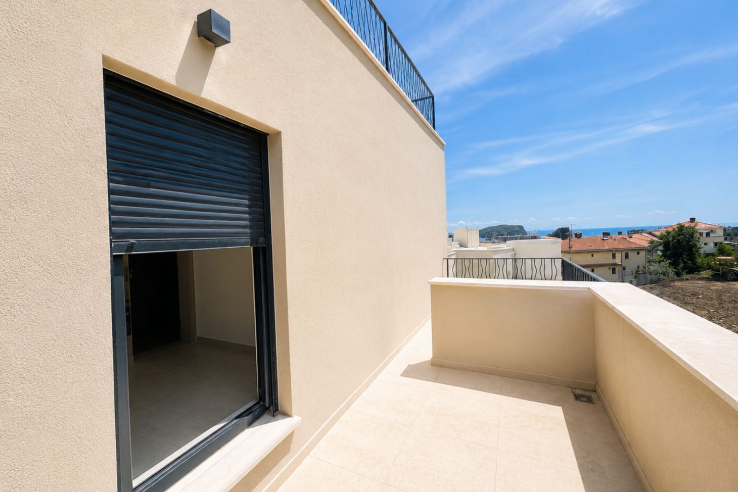 Penthouse u Budvi, Crna Gora — 146 m² + 150 m² terasa, panoramski pogled na more, novo 2024