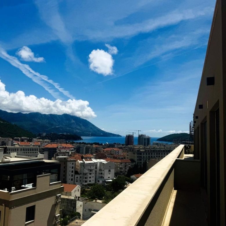 Penthouse u Budvi, Crna Gora — 146 m² + 150 m² terasa, panoramski pogled na more, novo 2024
