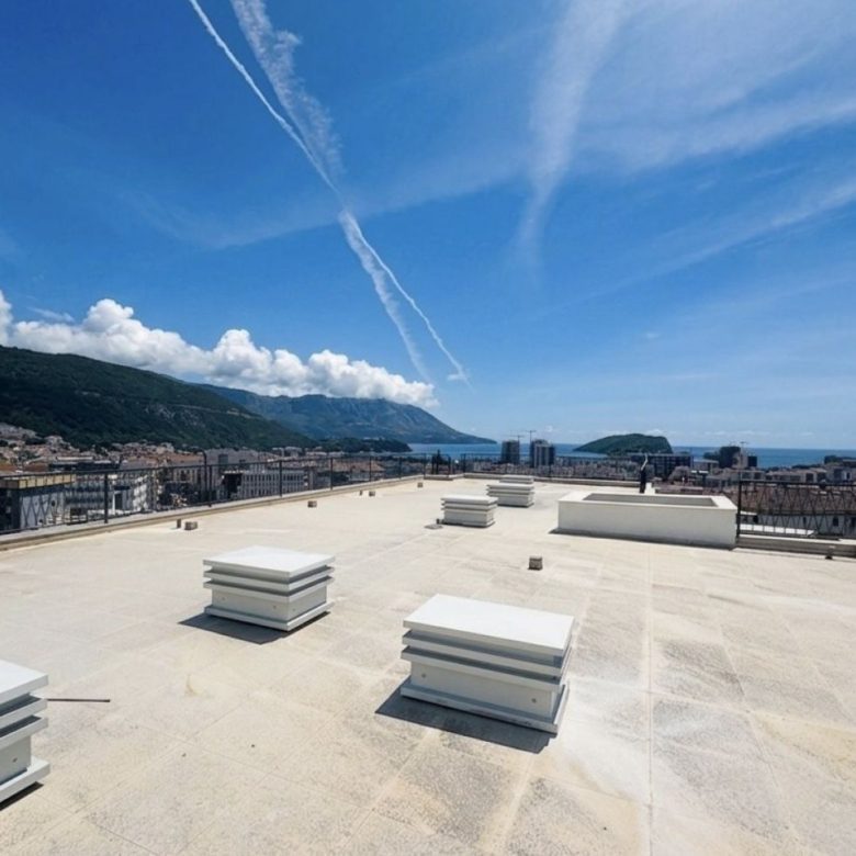 Penthouse u Budvi, Crna Gora — 146 m² + 150 m² terasa, panoramski pogled na more, novo 2024