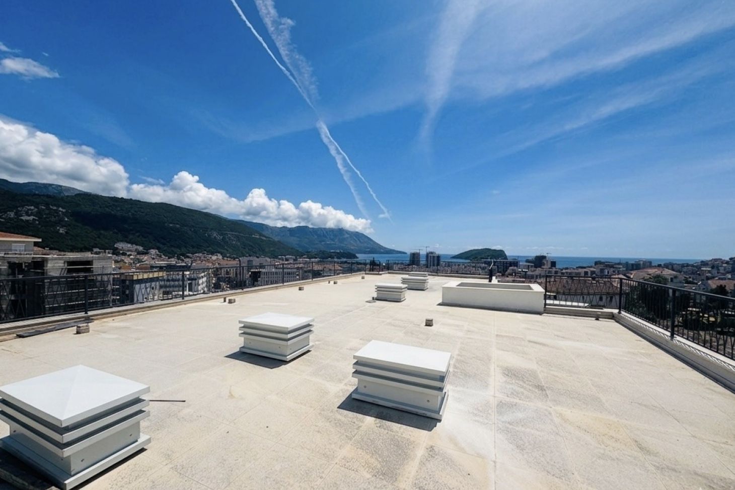 Penthouse u Budvi, Crna Gora — 146 m² + 150 m² terasa, panoramski pogled na more, novo 2024